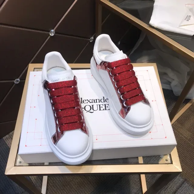 Alexander McQueen Tênis Oversized Branco e Vermelho Faixa Holográfica Lifestyle 7
