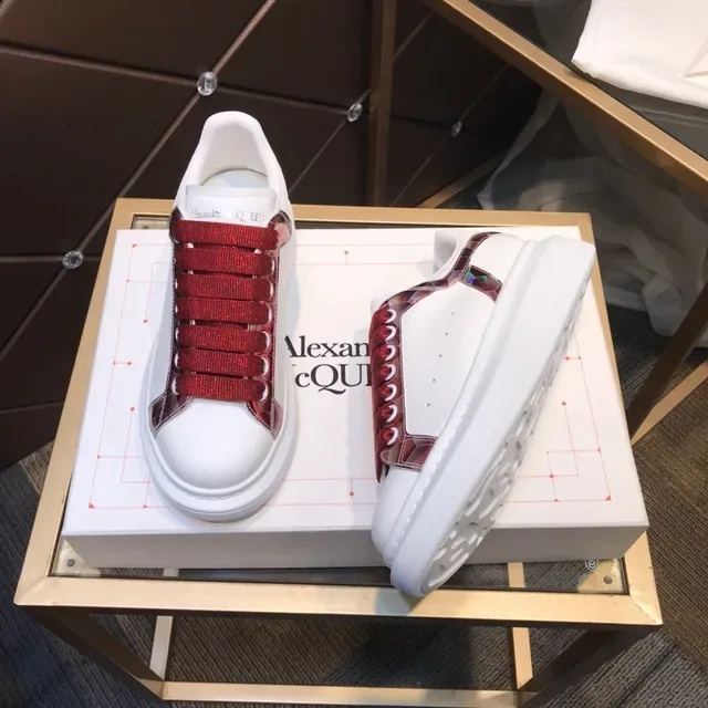 Alexander McQueen Tênis Oversized Branco e Vermelho Faixa Holográfica Lifestyle 8