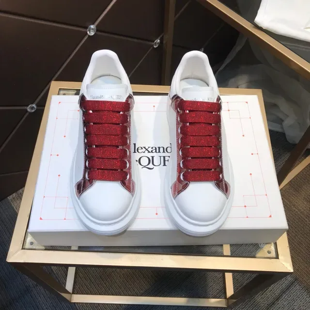 Alexander McQueen Tênis Oversized Branco e Vermelho Faixa Holográfica Lifestyle 9