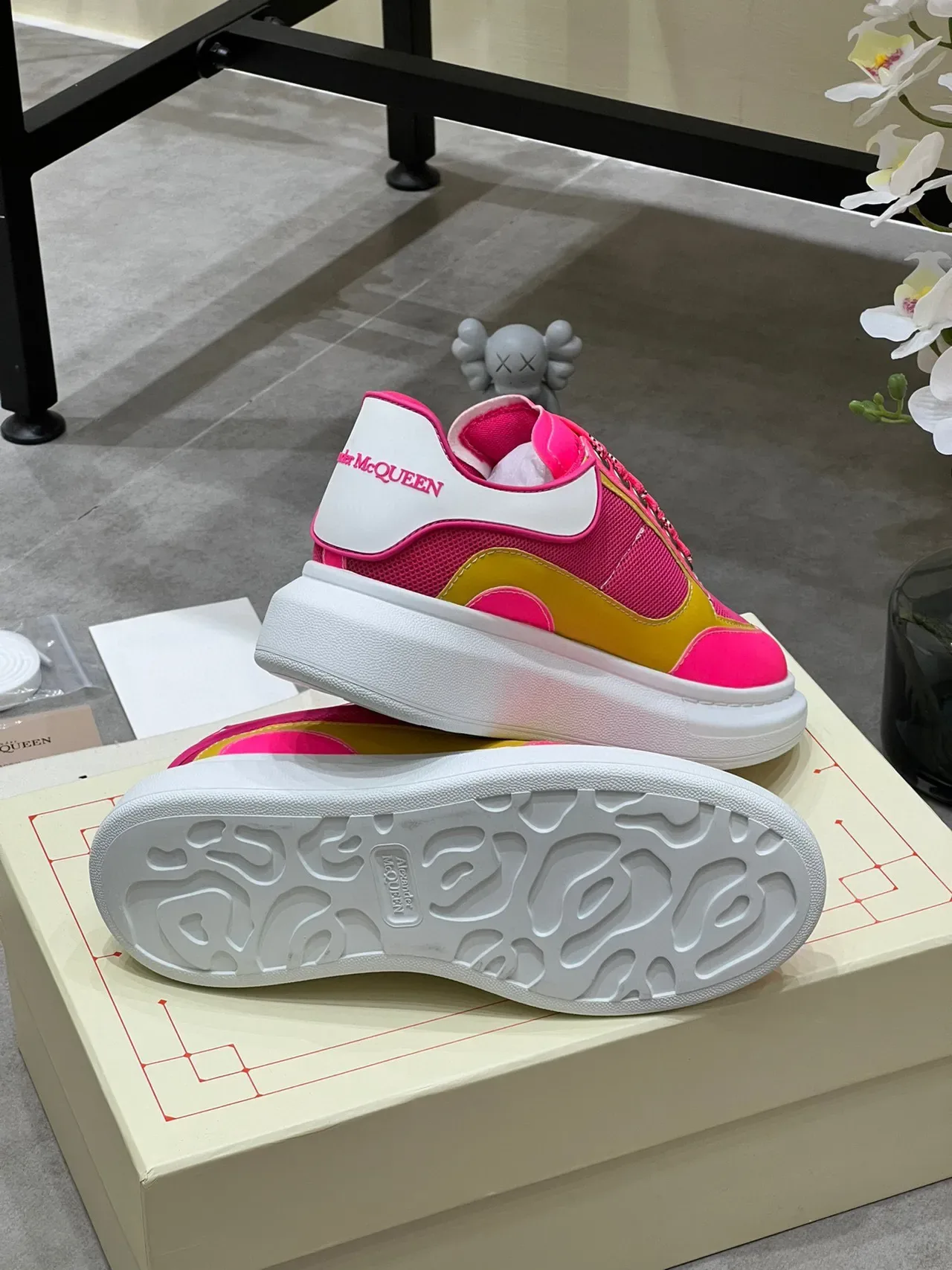 Alexander McQueen Chaussures Lifestyle Rose Jaune Semelle Plataforme Épaissie Maille et Panneaux Synthétiques 2