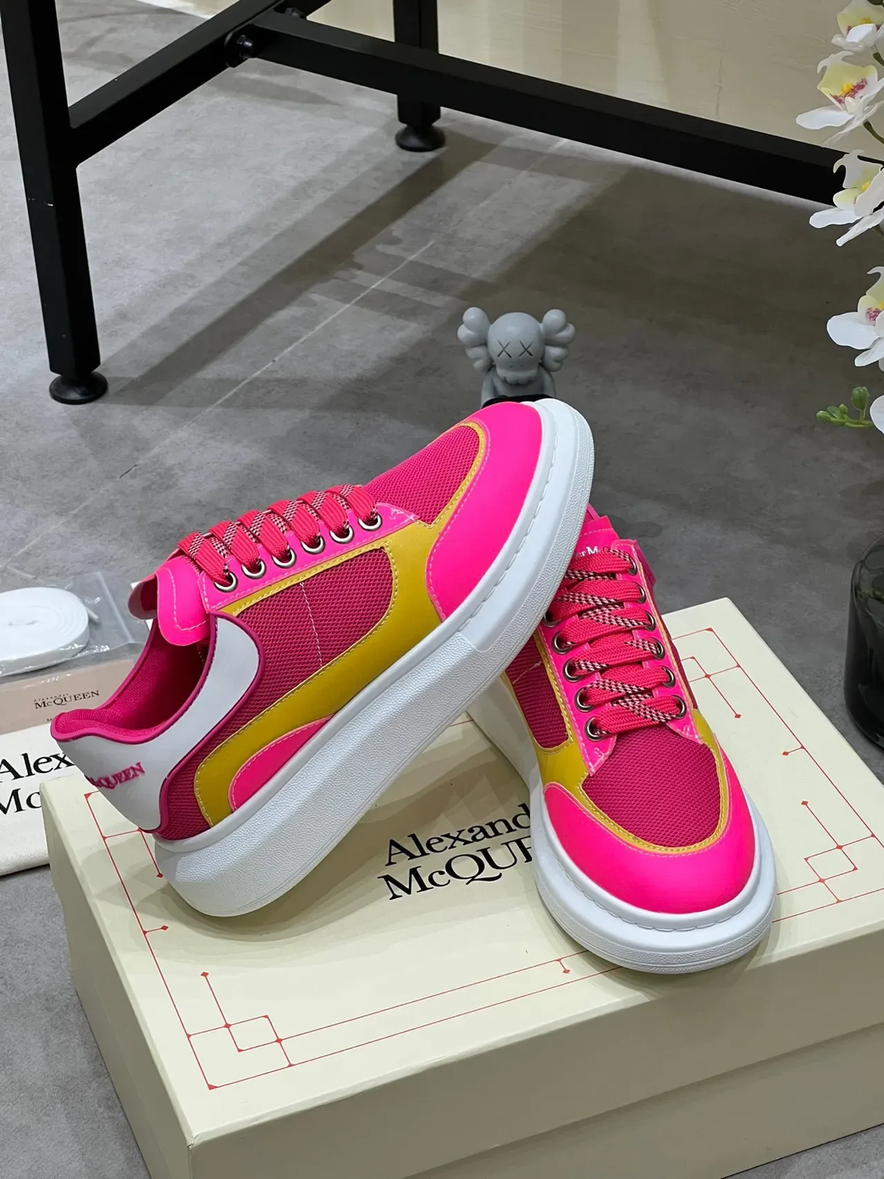 Alexander McQueen Chaussures Lifestyle Rose Jaune Semelle Plataforme Épaissie Maille et Panneaux Synthétiques 3