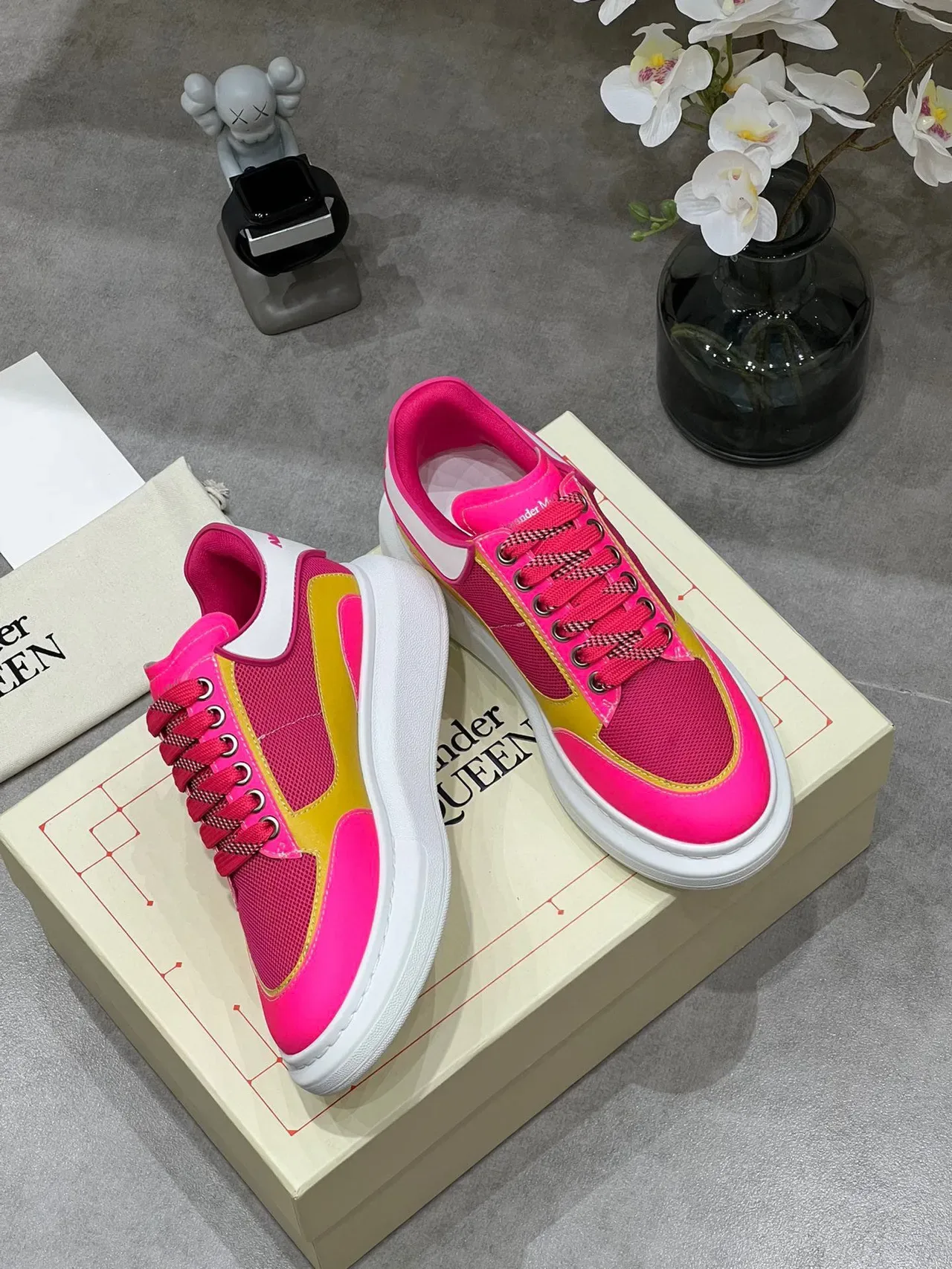 Alexander McQueen Chaussures Lifestyle Rose Jaune Semelle Plataforme Épaissie Maille et Panneaux Synthétiques 4