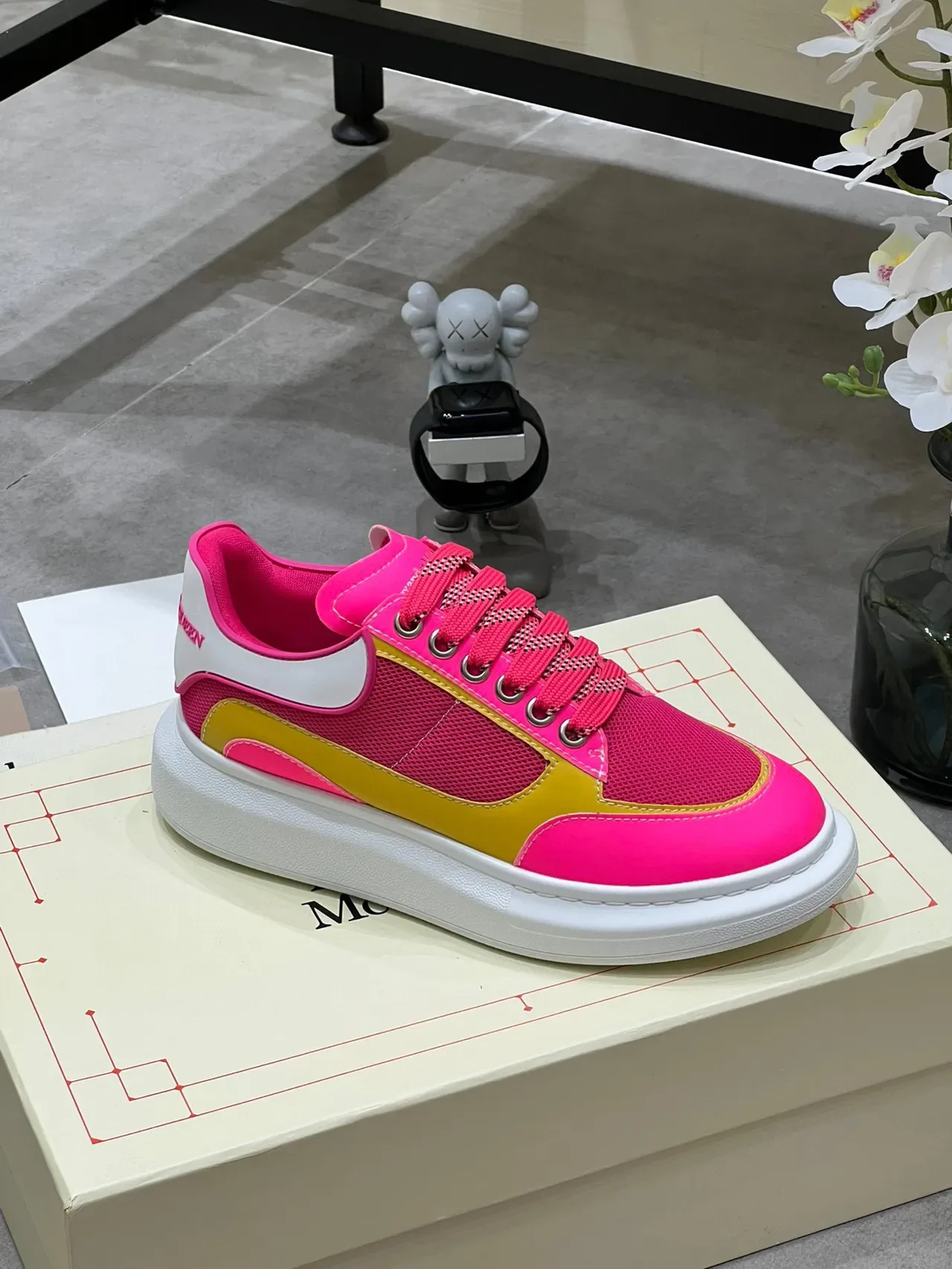 Alexander McQueen Chaussures Lifestyle Rose Jaune Semelle Plataforme Épaissie Maille et Panneaux Synthétiques 5
