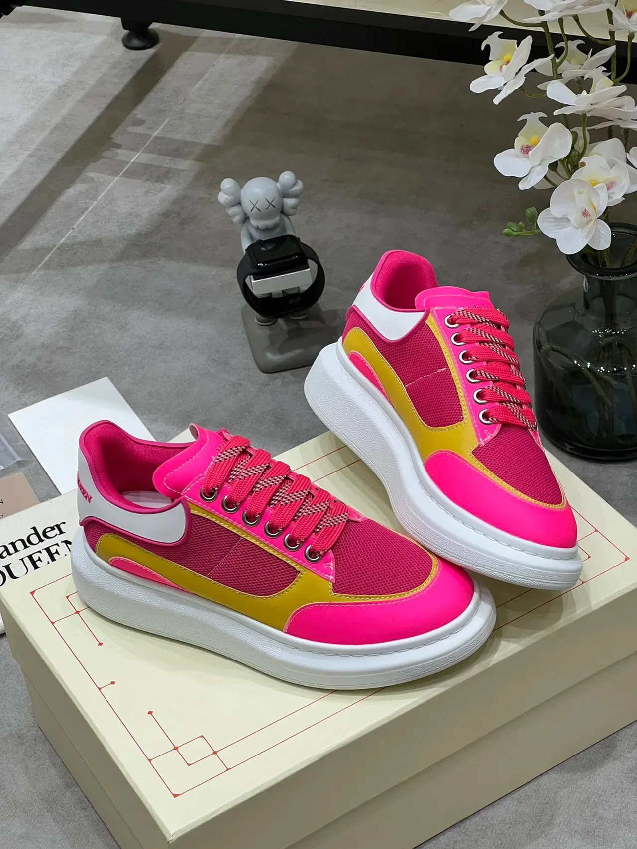 Alexander McQueen Chaussures Lifestyle Rose Jaune Semelle Plataforme Épaissie Maille et Panneaux Synthétiques 6