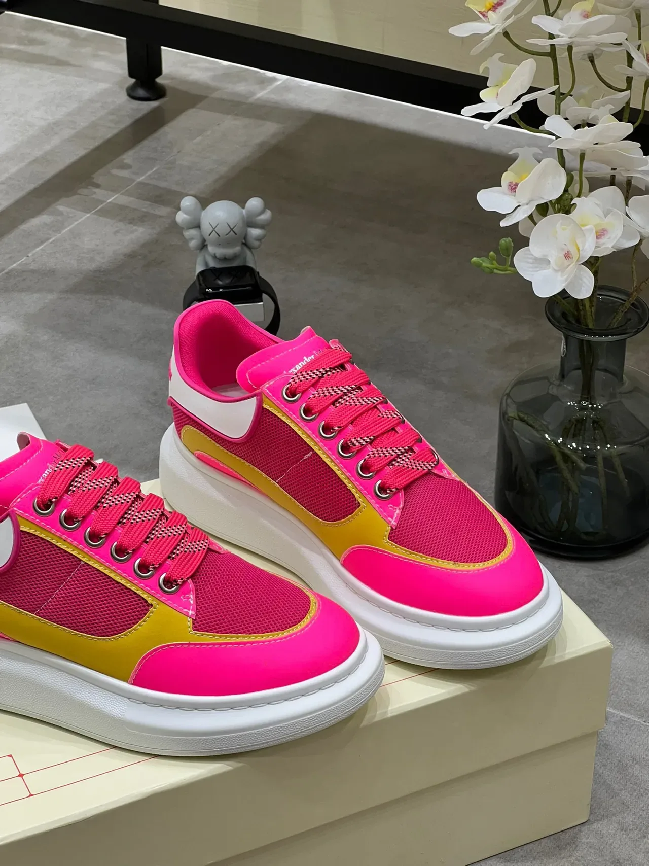 Alexander McQueen Chaussures Lifestyle Rose Jaune Semelle Plataforme Épaissie Maille et Panneaux Synthétiques 7