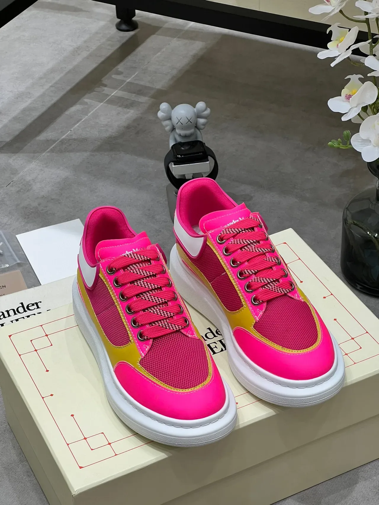 Alexander McQueen Chaussures Lifestyle Rose Jaune Semelle Plataforme Épaissie Maille et Panneaux Synthétiques 8