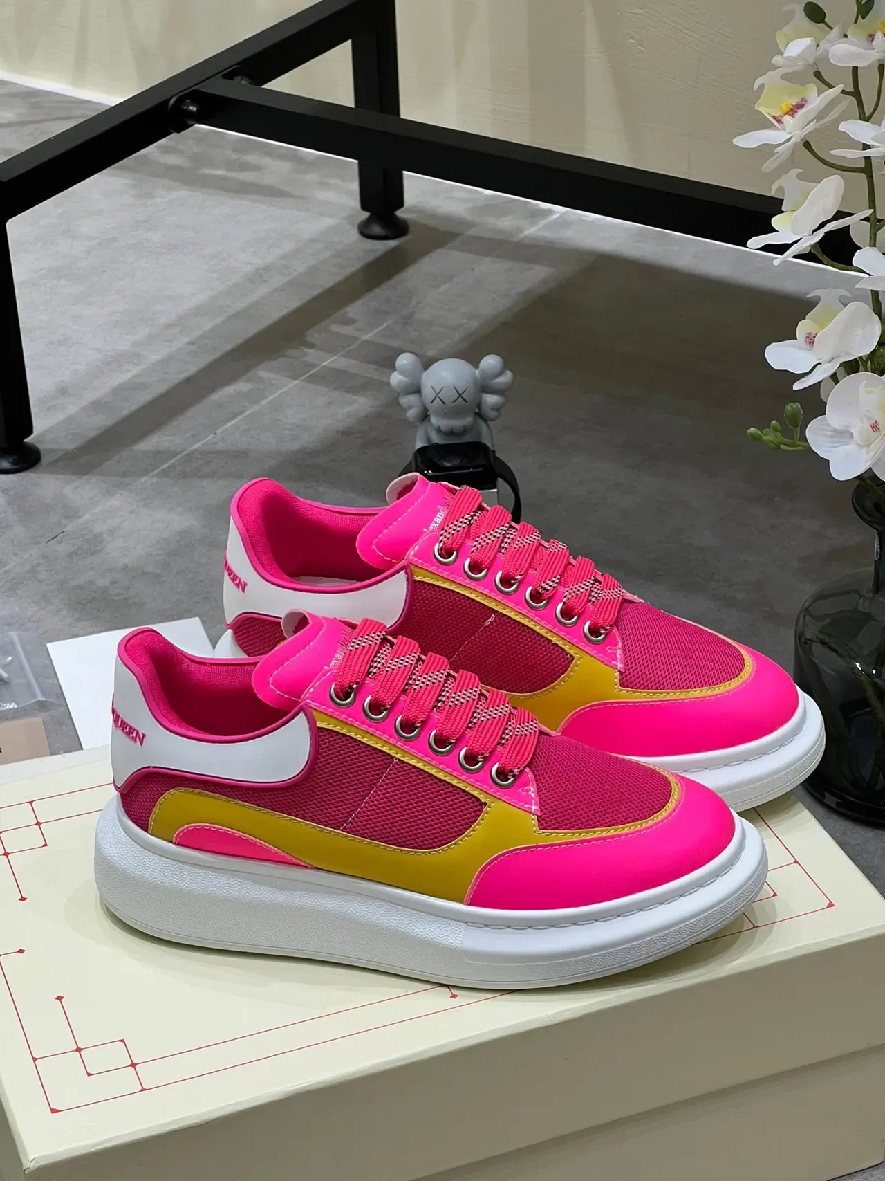 Alexander McQueen Chaussures Lifestyle Rose Jaune Semelle Plataforme Épaissie Maille et Panneaux Synthétiques 9