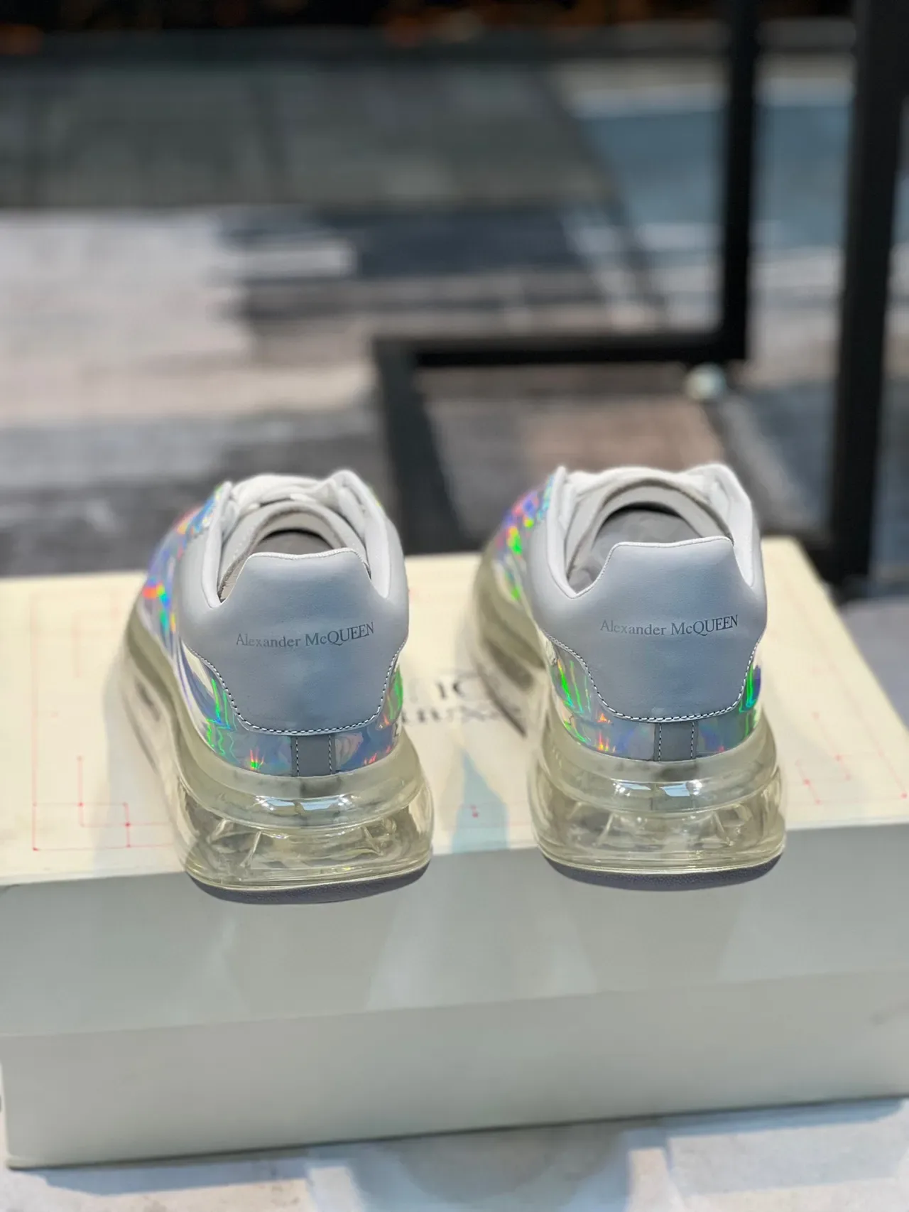 Alexander McQueen Sneakers Lifestyle Blancs Multicolores Iridescents avec Semelle Translucide Cushion d'Air et Imprimé de Vague sur la Tige 3
