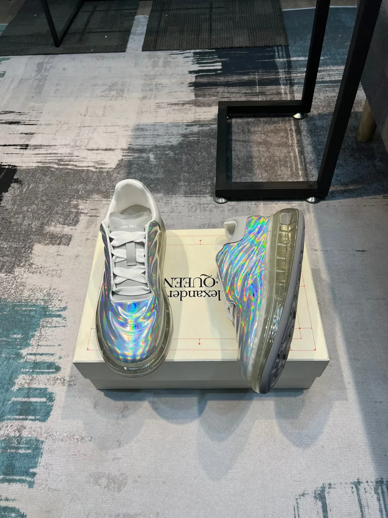 Alexander McQueen Sneakers Lifestyle Blancs Multicolores Iridescents avec Semelle Translucide Cushion d'Air et Imprimé de Vague sur la Tige 4