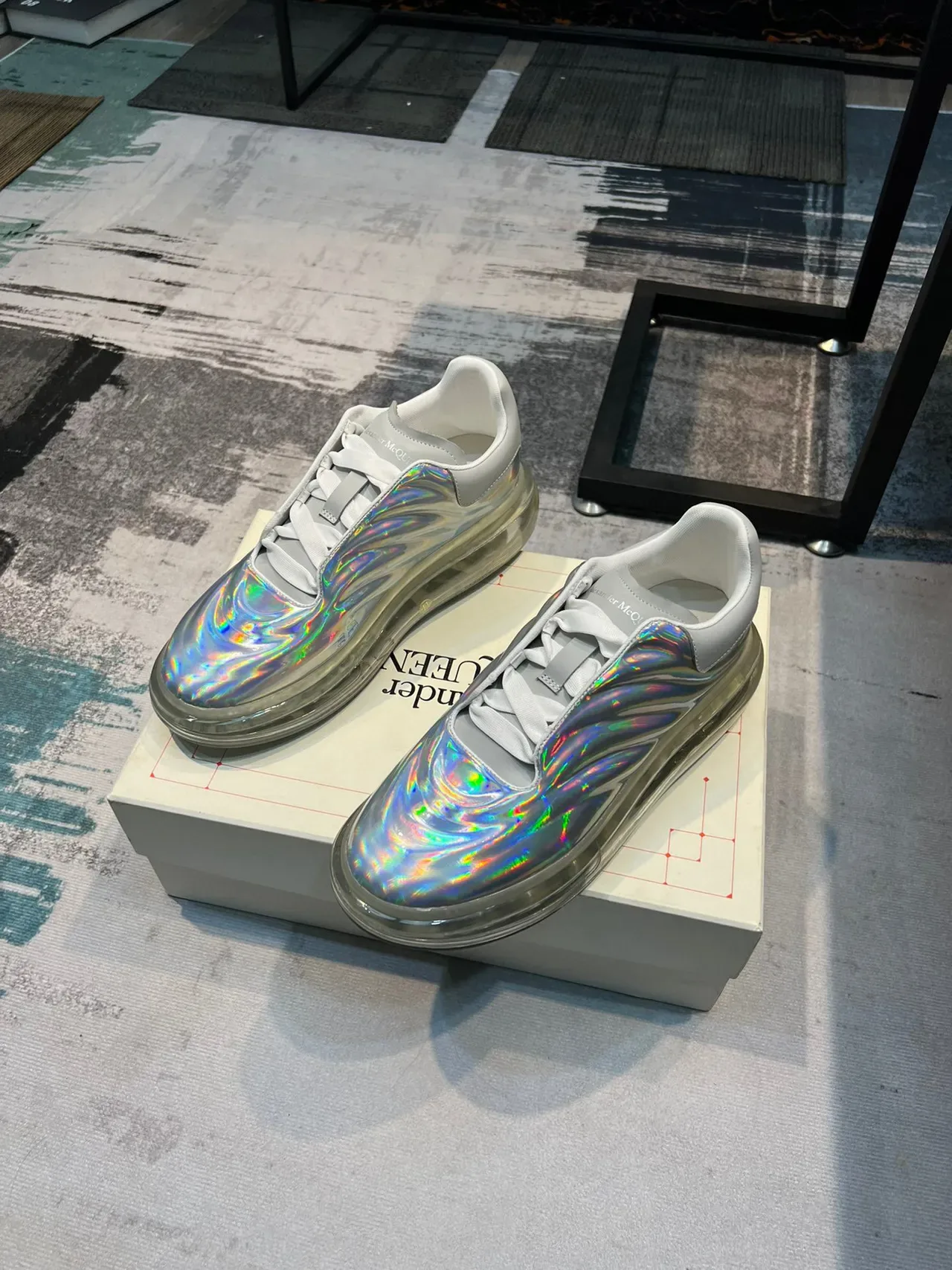 Alexander McQueen Sneakers Lifestyle Blancs Multicolores Iridescents avec Semelle Translucide Cushion d'Air et Imprimé de Vague sur la Tige 6