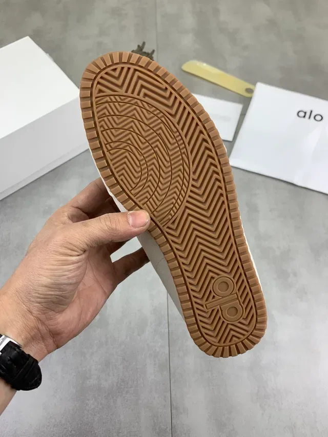 Alo Beige White Minimalist Retro Runner Suede Upper Lifestyle Sneakers 2