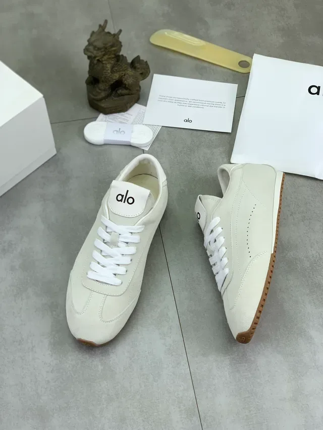 Alo Beige White Minimalist Retro Runner Suede Upper Lifestyle Sneakers 5