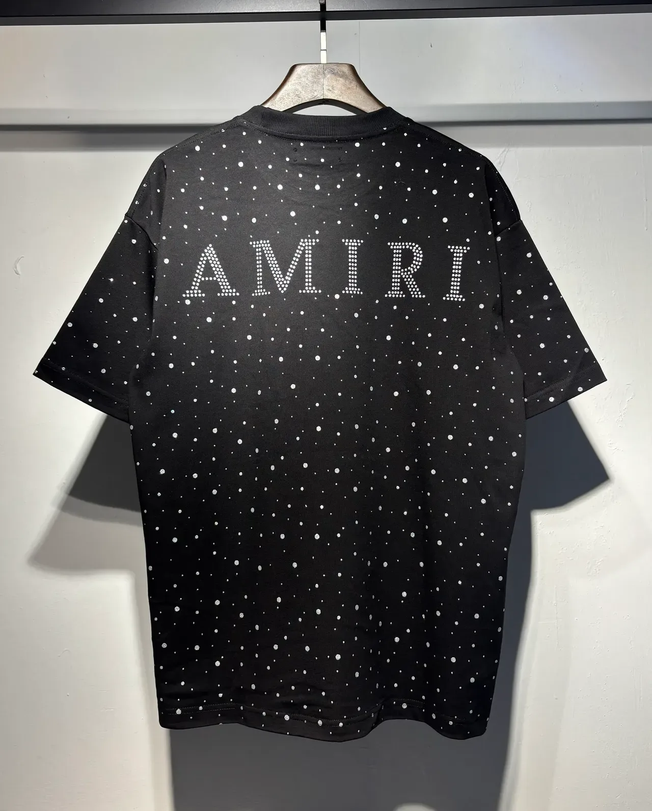 Amiri राइनस्टोन डॉट प्रिंट मोनोग्राम टी-शर्ट 4