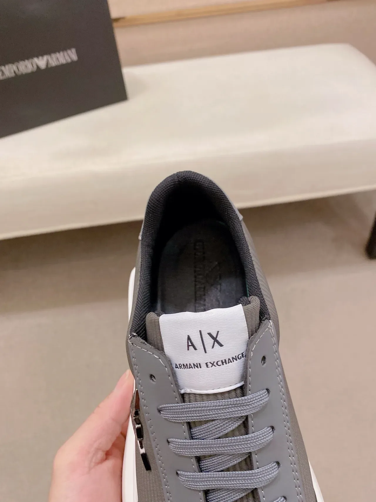 Armani Exchange Cinza Branco Ribeteado Textil Upper Bordado Logo Águia Lifestyle Sneakers 4
