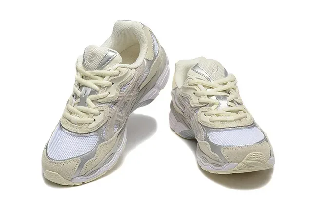 ASICS Beige Argent Chaussures Lifestyle à Tige Maille-Suede Hybride avec Overlay Cage Superposé en Couches 2