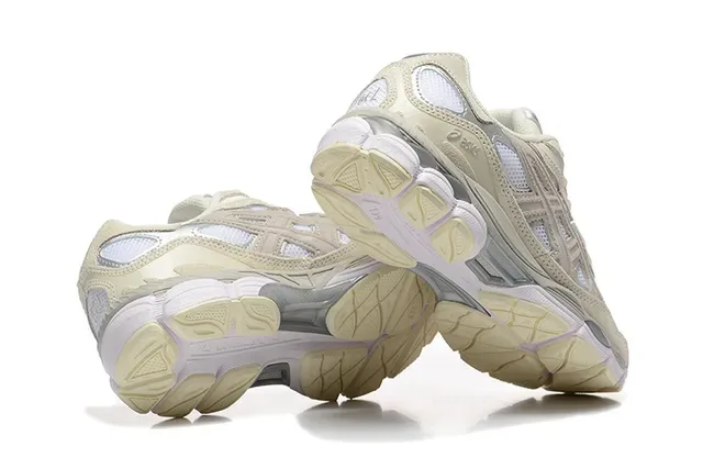 ASICS Beige Argent Chaussures Lifestyle à Tige Maille-Suede Hybride avec Overlay Cage Superposé en Couches 3