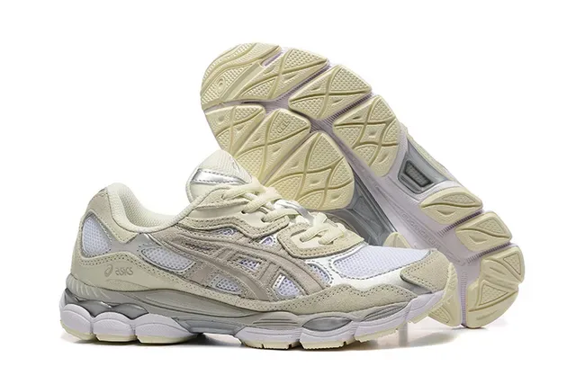 ASICS Beige Argent Chaussures Lifestyle à Tige Maille-Suede Hybride avec Overlay Cage Superposé en Couches 4