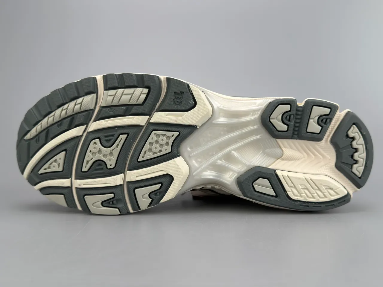 ASICS Gel-Kayano Beige Silver Mesh And Synthetic Overlay Upper Metallic Accents Running Shoes 7