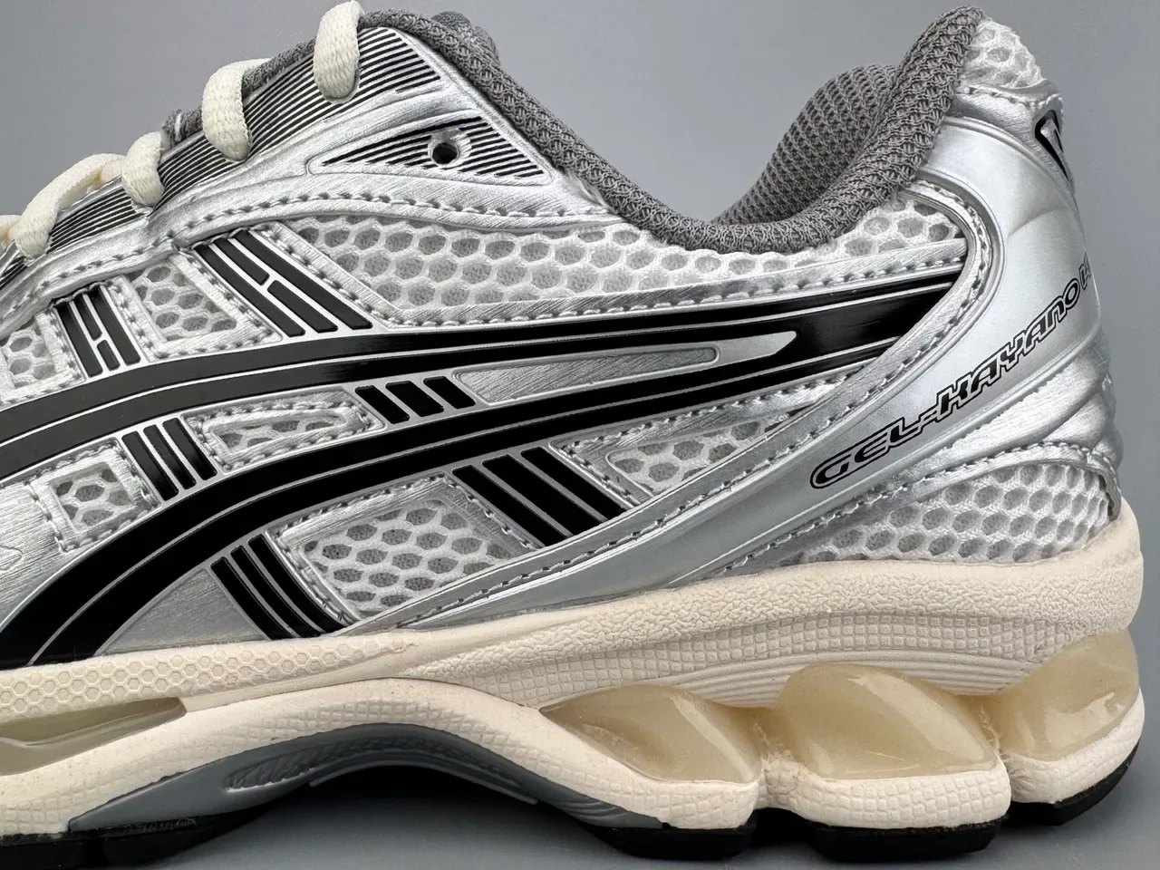 ASICS Gel-Kayano فضي أسود كريمي حذاء جري 2