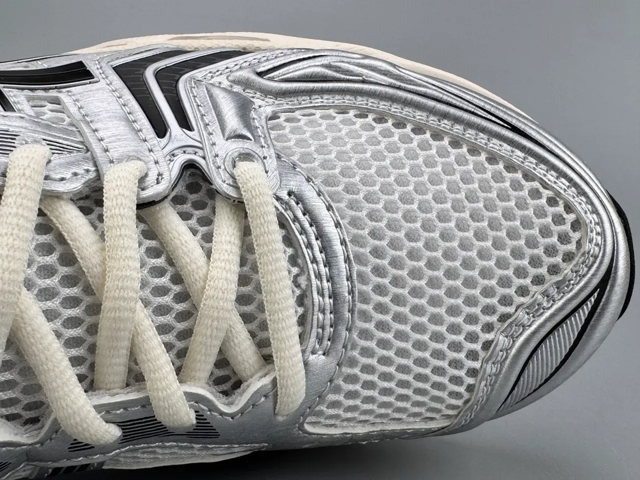 ASICS Gel-Kayano فضي أسود كريمي حذاء جري 3