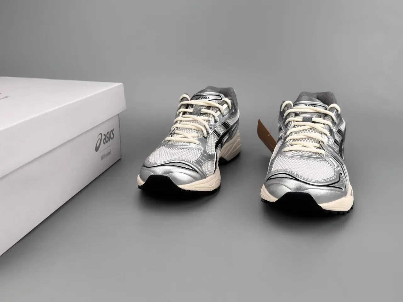 ASICS Gel-Kayano فضي أسود كريمي حذاء جري 4