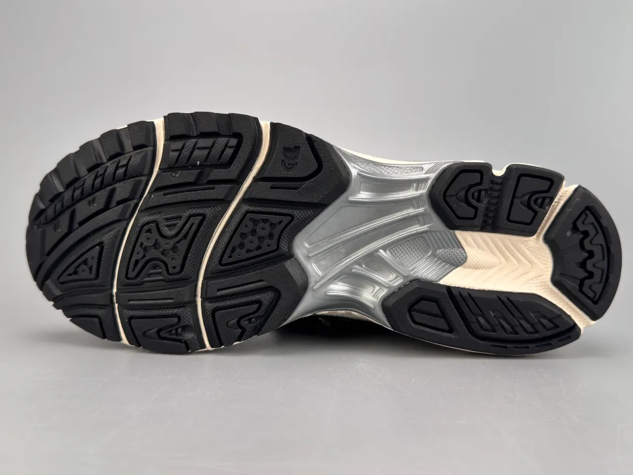 ASICS Gel-Kayano فضي أسود كريمي حذاء جري 8