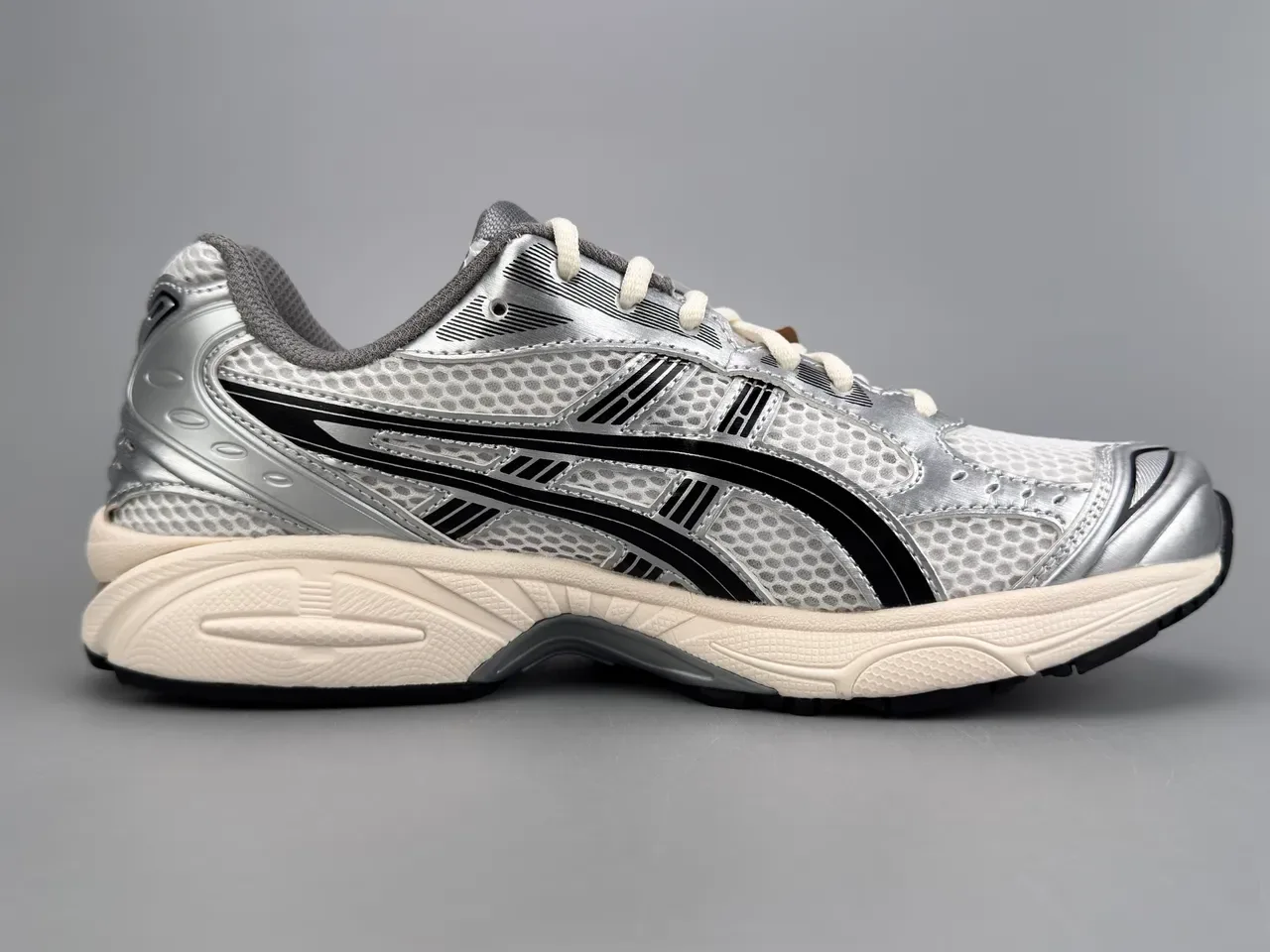 ASICS Gel-Kayano فضي أسود كريمي حذاء جري 10