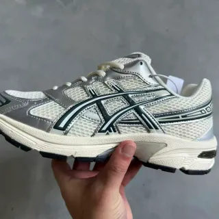 ASICS أحذية الجري بالأبيض والفضي مع بناء الشبكة والتداخل الاصطناعي ولمسات معدنية