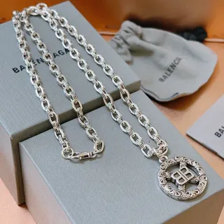 Balenciaga BB colgante de filigrana cadena de plata collar