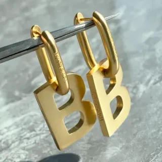Balenciaga BB Aretes con corte de letra en tono dorado