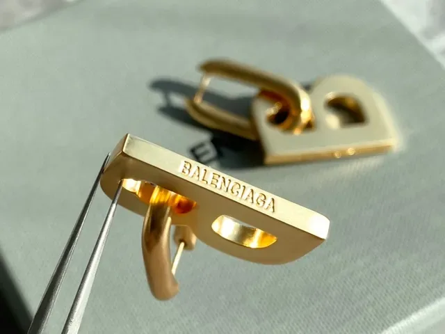 Balenciaga BB Boucles d'oreilles à découpe de lettre en or 5
