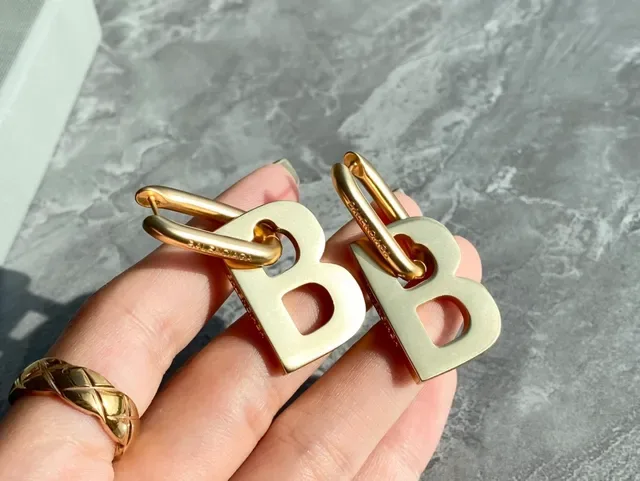 Balenciaga BB Boucles d'oreilles à découpe de lettre en or 6
