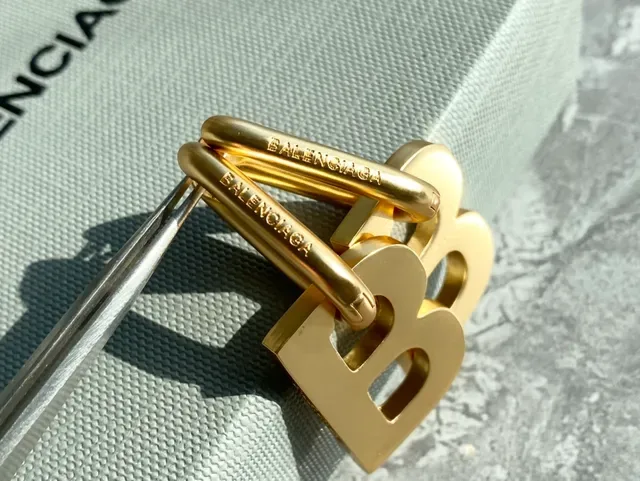 Balenciaga BB Boucles d'oreilles à découpe de lettre en or 7