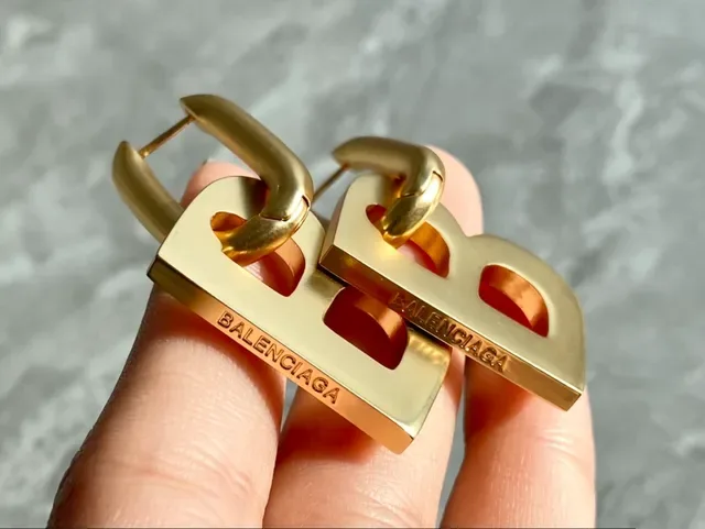 Balenciaga BB Boucles d'oreilles à découpe de lettre en or 8