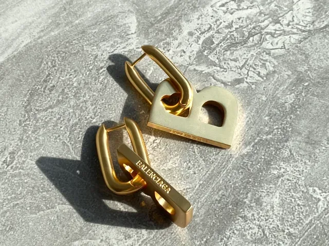 Balenciaga BB Boucles d'oreilles à découpe de lettre en or 9