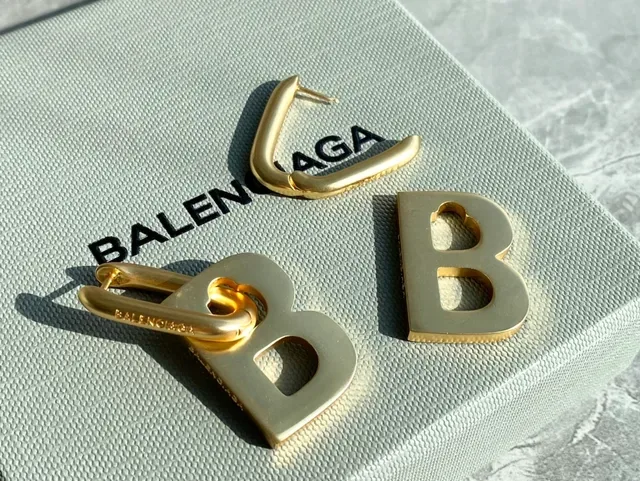 Balenciaga BB Boucles d'oreilles à découpe de lettre en or 10