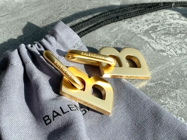 Balenciaga BB Boucles d'oreilles à découpe de lettre en or 11