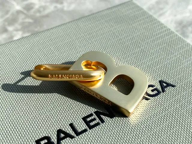 Balenciaga BB Boucles d'oreilles à découpe de lettre en or 12