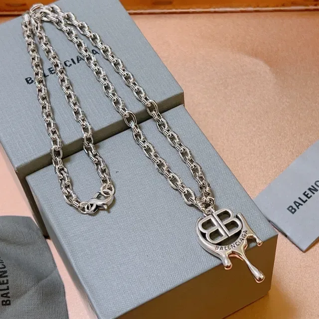 Balenciaga BB Melt قلادة سلسلة فضية 3