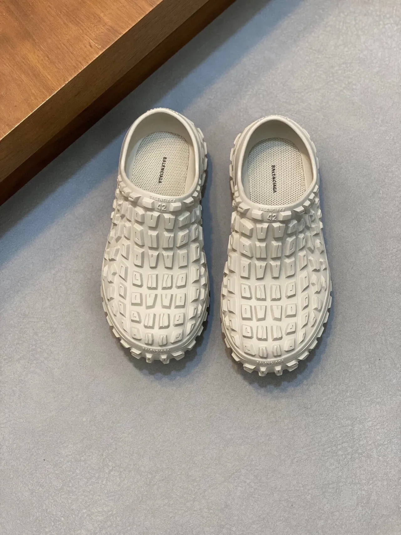 Balenciaga Sabot Beige à construction en caoutchouc moulé et motif géométrique en blocs sur la tige 2