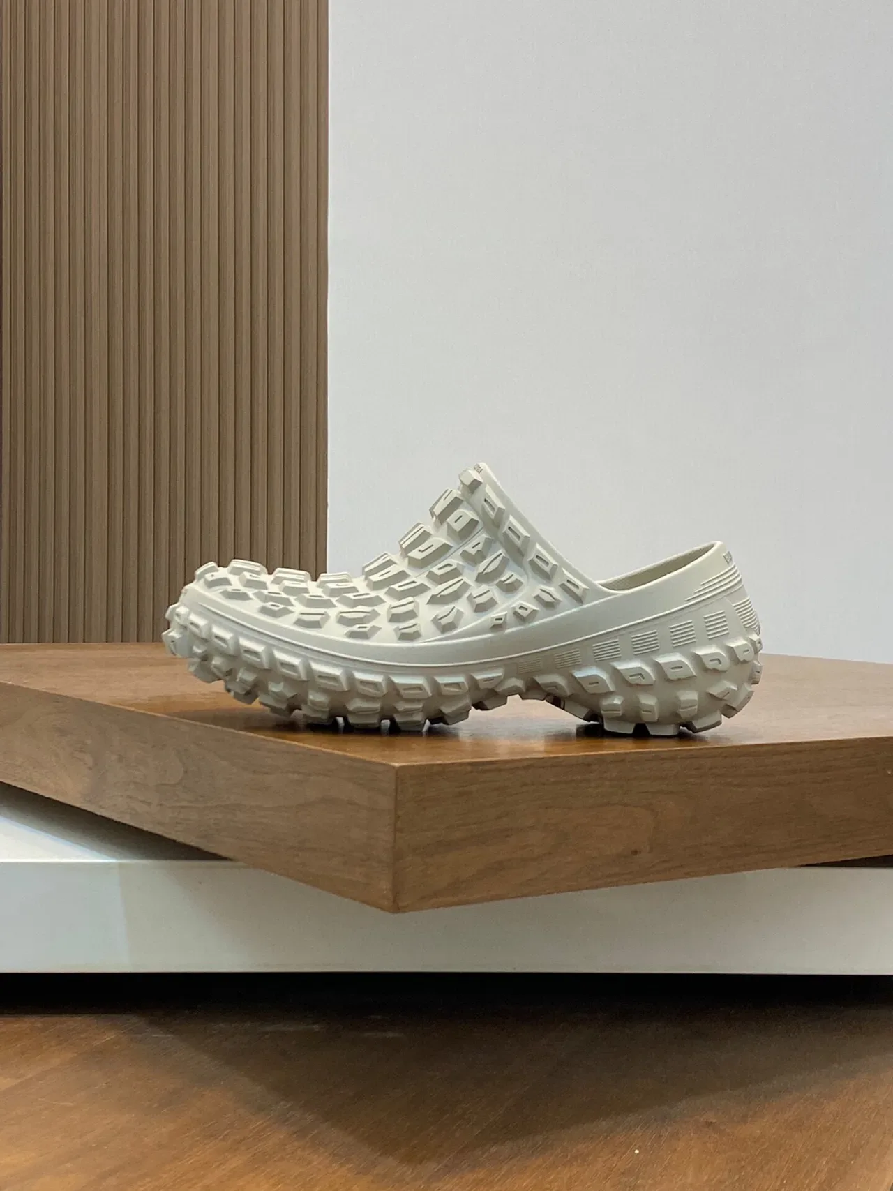 Balenciaga Sabot Beige à construction en caoutchouc moulé et motif géométrique en blocs sur la tige 3