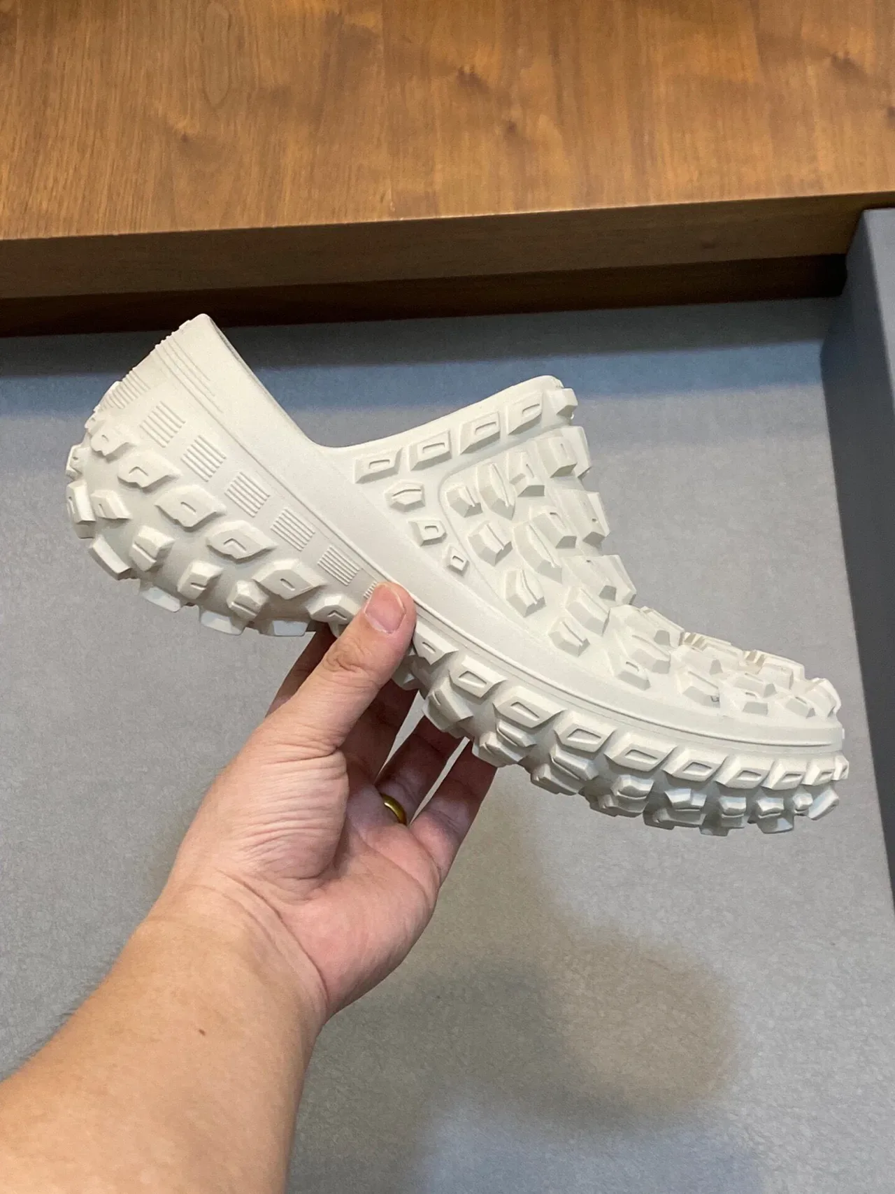 Balenciaga Sabot Beige à construction en caoutchouc moulé et motif géométrique en blocs sur la tige 4