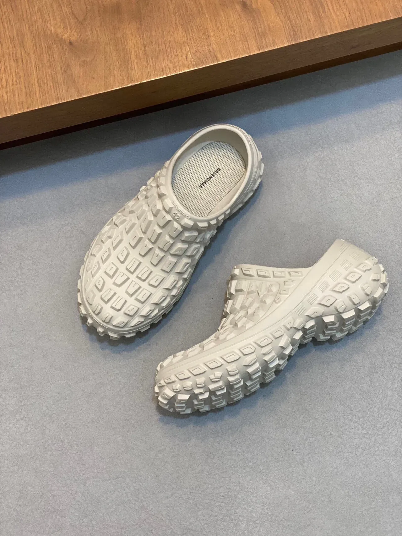 Balenciaga Sabot Beige à construction en caoutchouc moulé et motif géométrique en blocs sur la tige 5