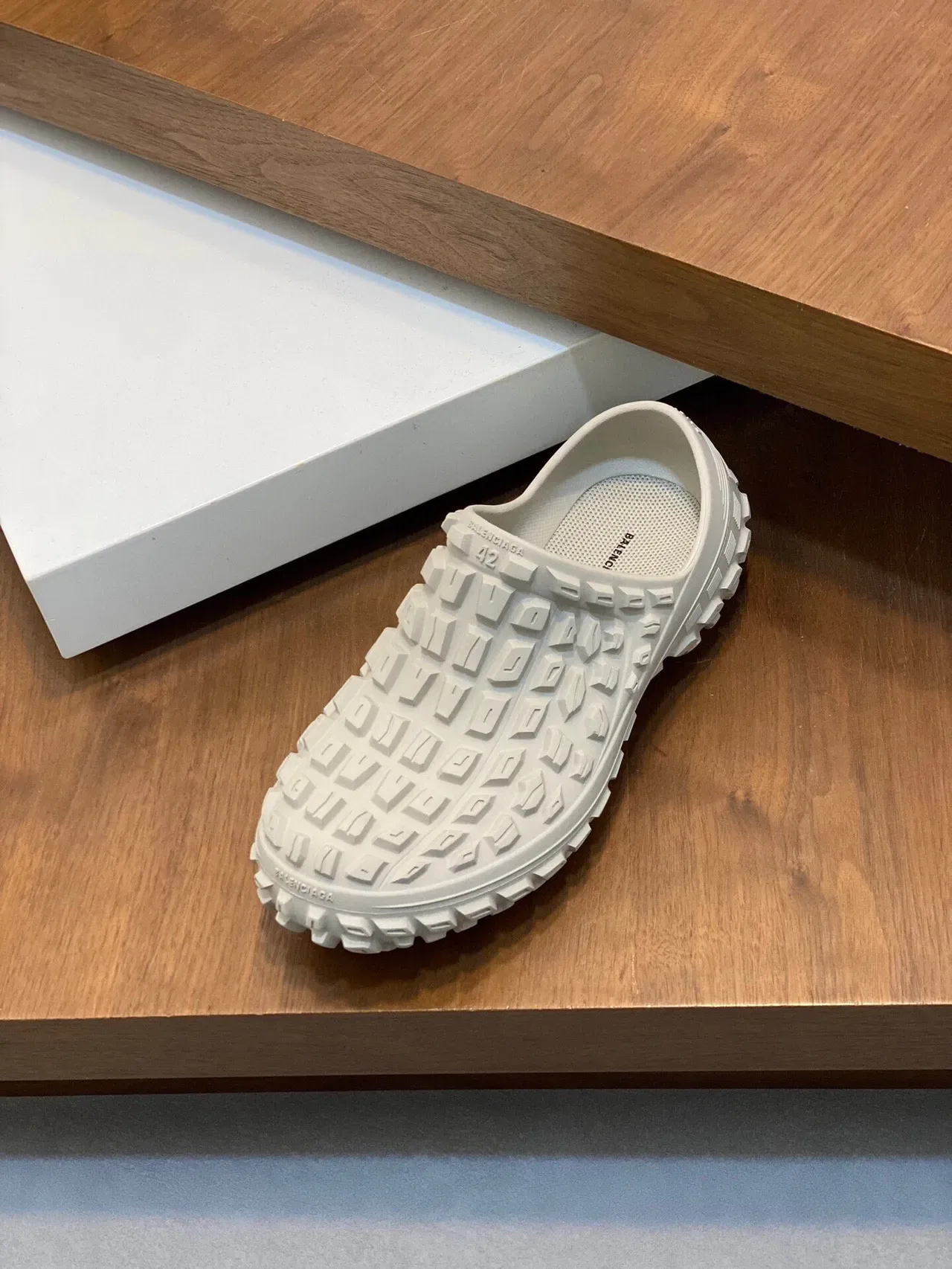 Balenciaga Sabot Beige à construction en caoutchouc moulé et motif géométrique en blocs sur la tige 6