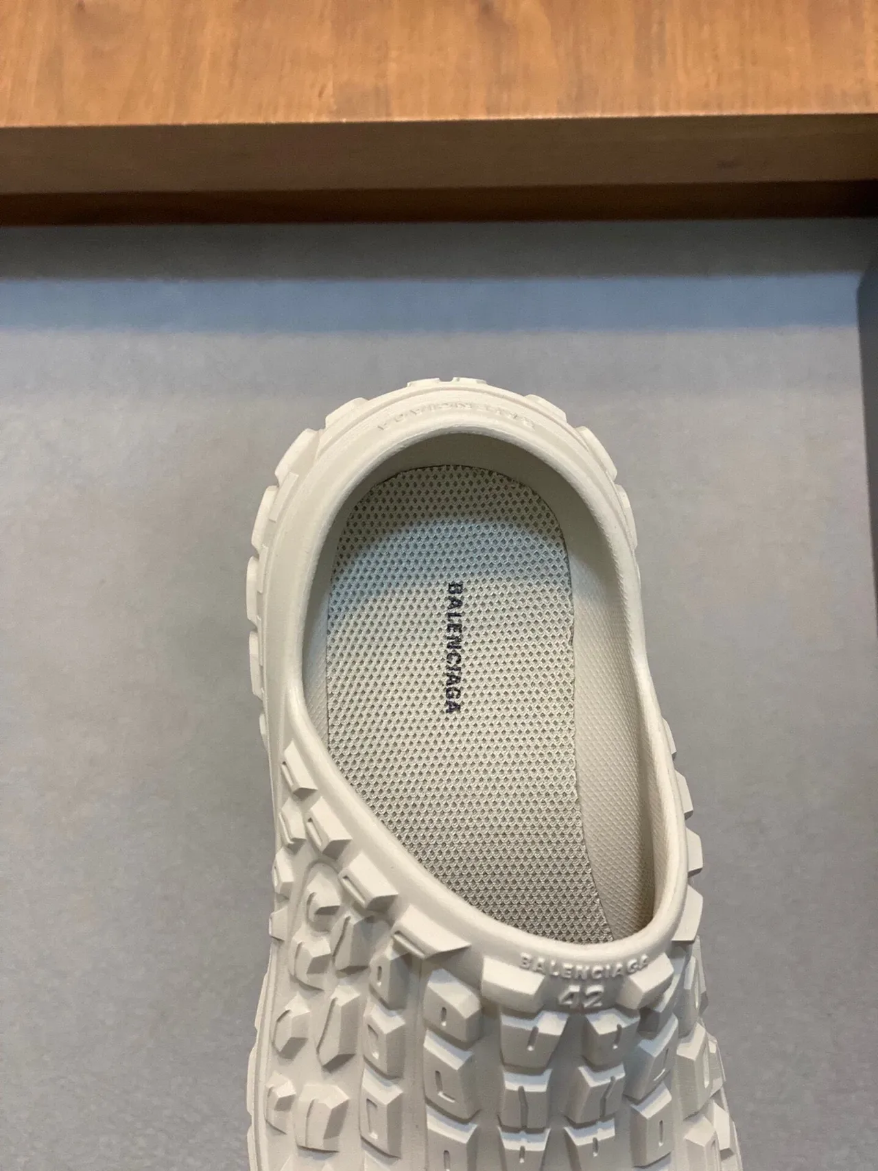 Balenciaga Sabot Beige à construction en caoutchouc moulé et motif géométrique en blocs sur la tige 7