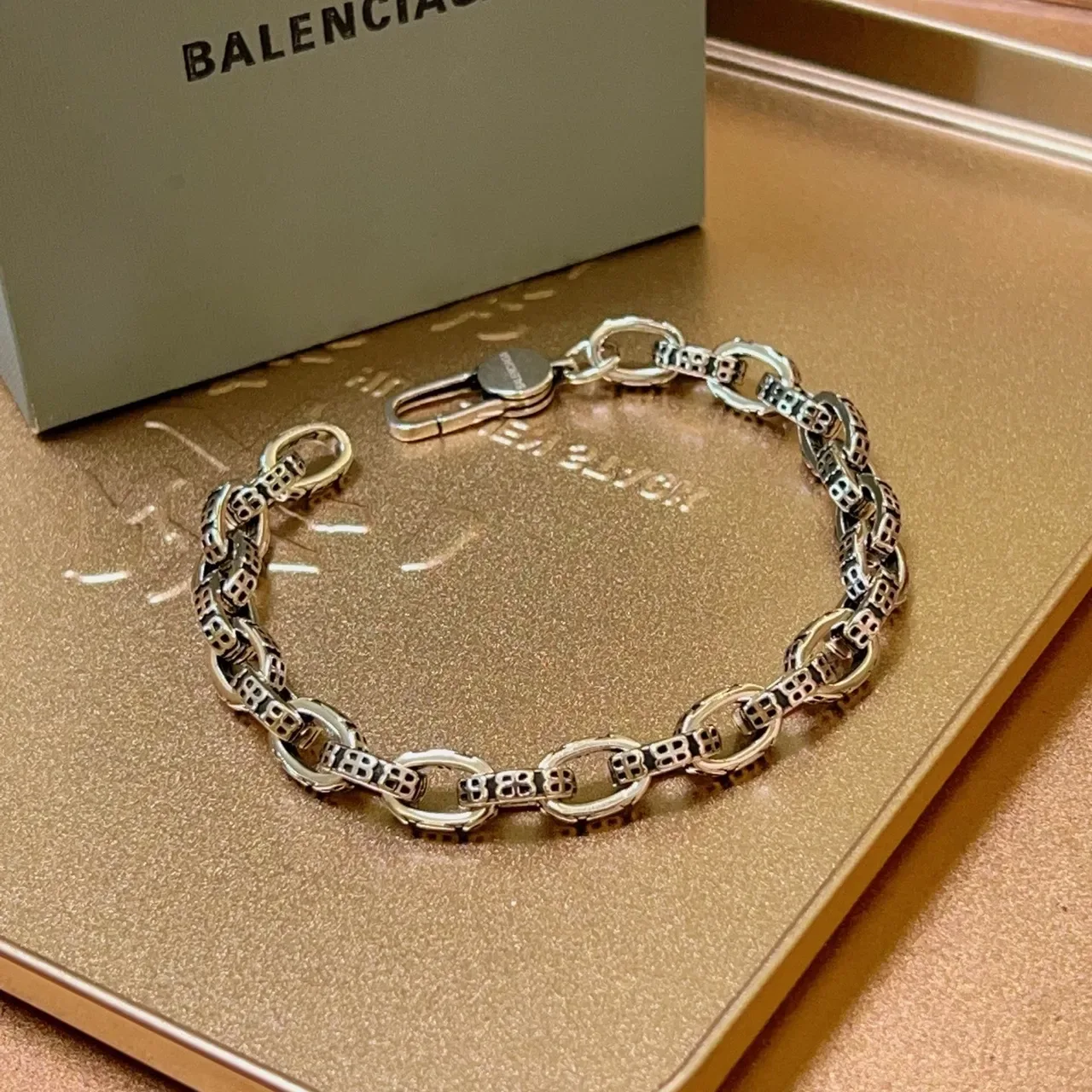 Bracelet Balenciaga en métal bicolore avec maillons ovales et découpe géométrique 3