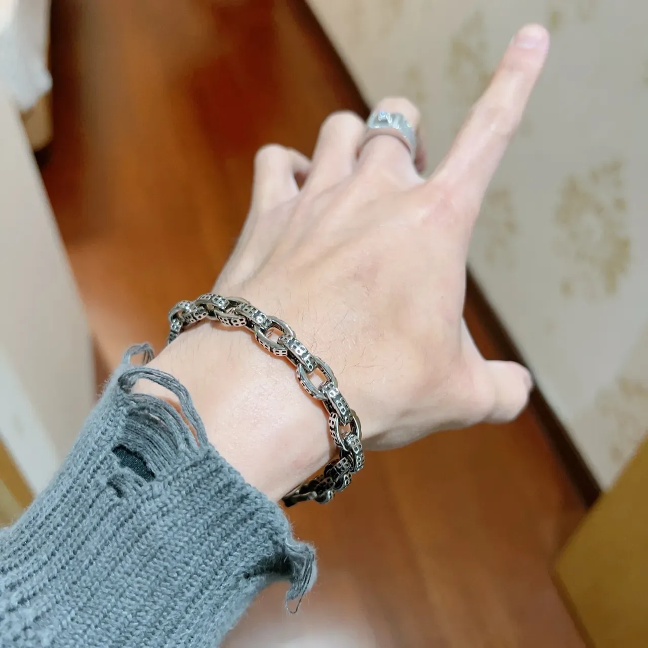 Bracelet Balenciaga en métal bicolore avec maillons ovales et découpe géométrique 4