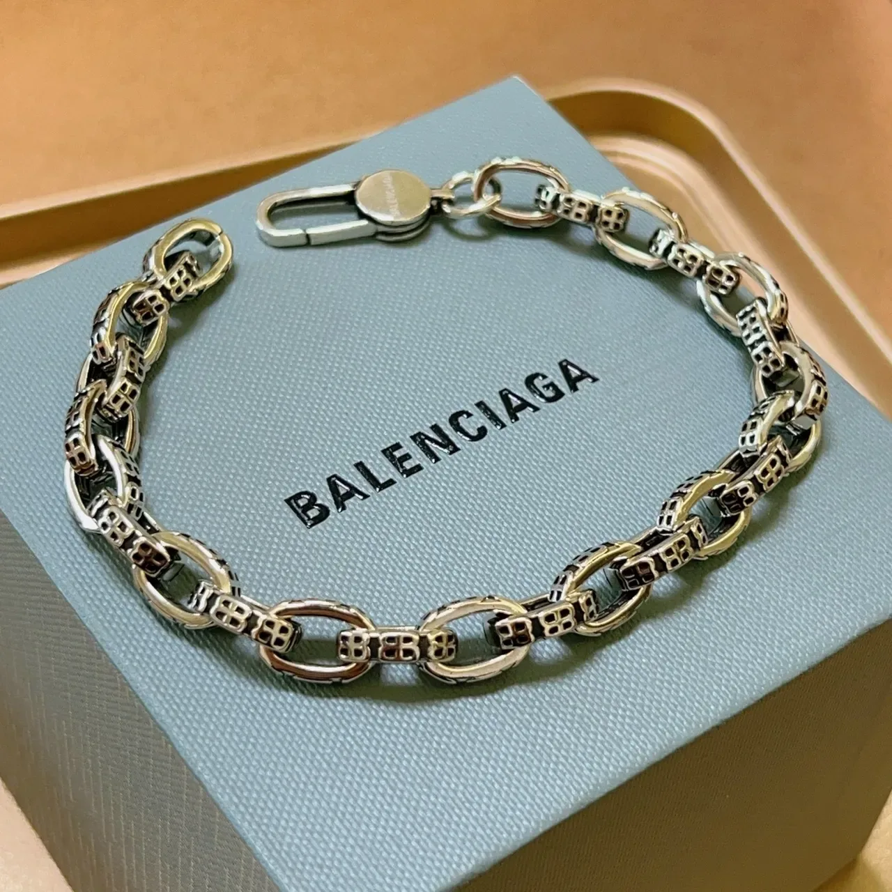Bracelet Balenciaga en métal bicolore avec maillons ovales et découpe géométrique 5