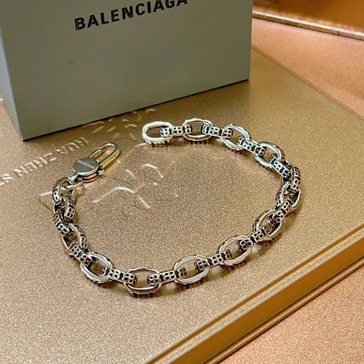 Bracelet Balenciaga en métal bicolore avec maillons ovales et découpe géométrique 6