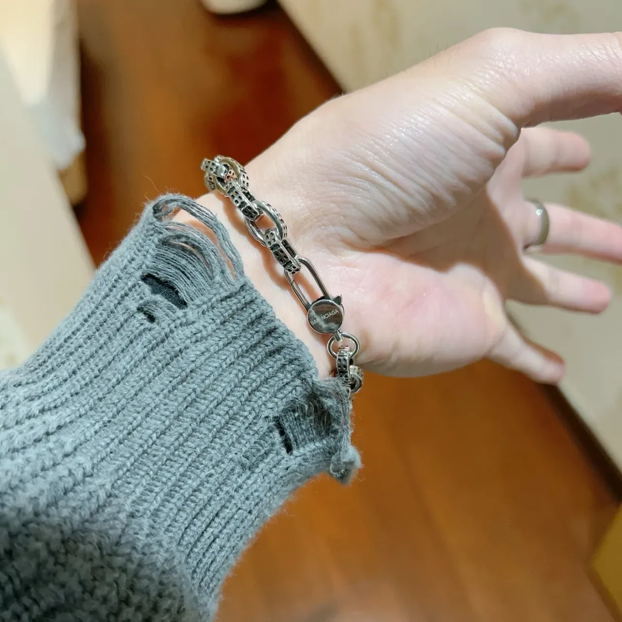 Bracelet Balenciaga en métal bicolore avec maillons ovales et découpe géométrique 7